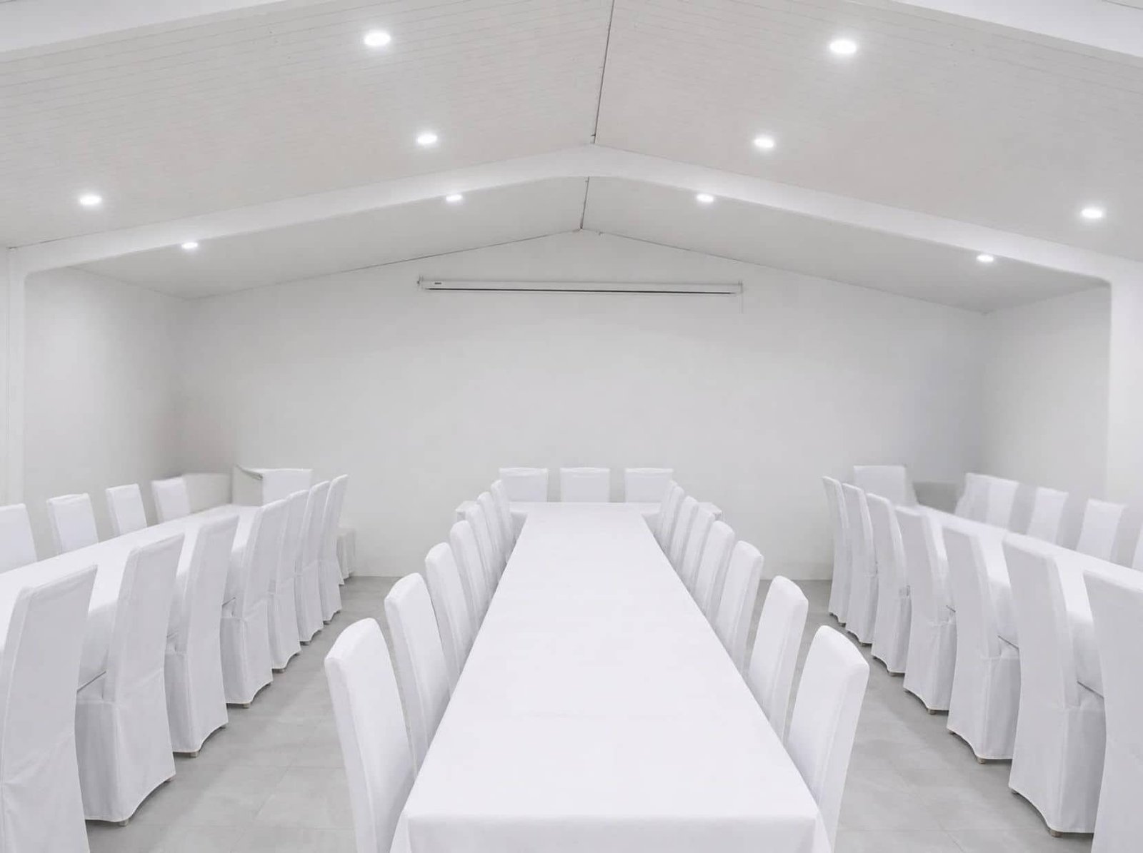 Berrima Retreat everts room with white chair covers
