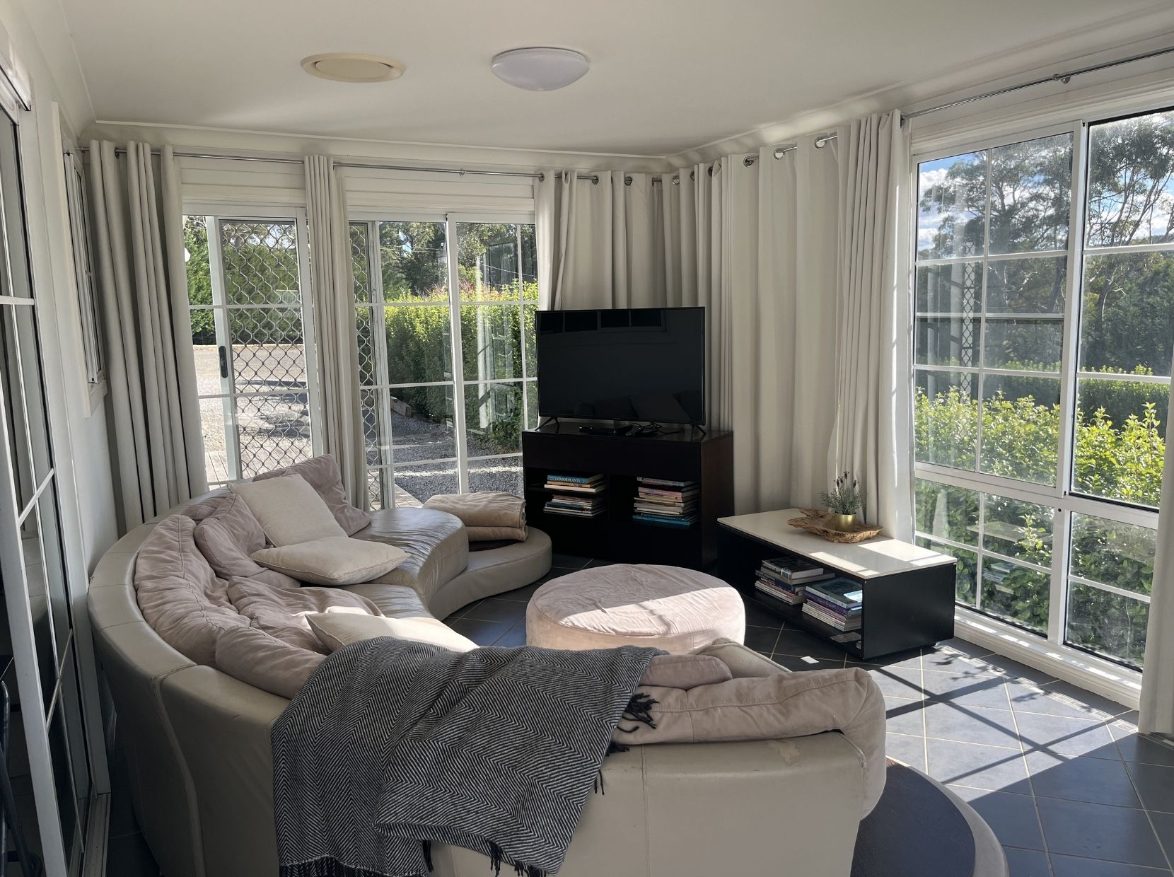 An image of Berrima Retreat's sun room.